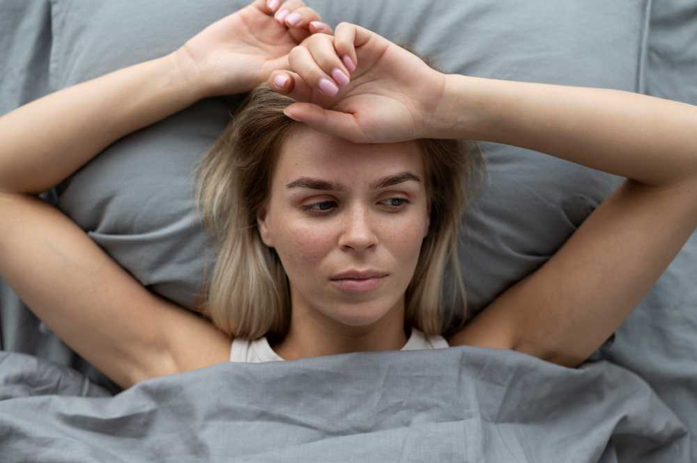 Melatonin, že která se snaží usnout a má přikryté oči 